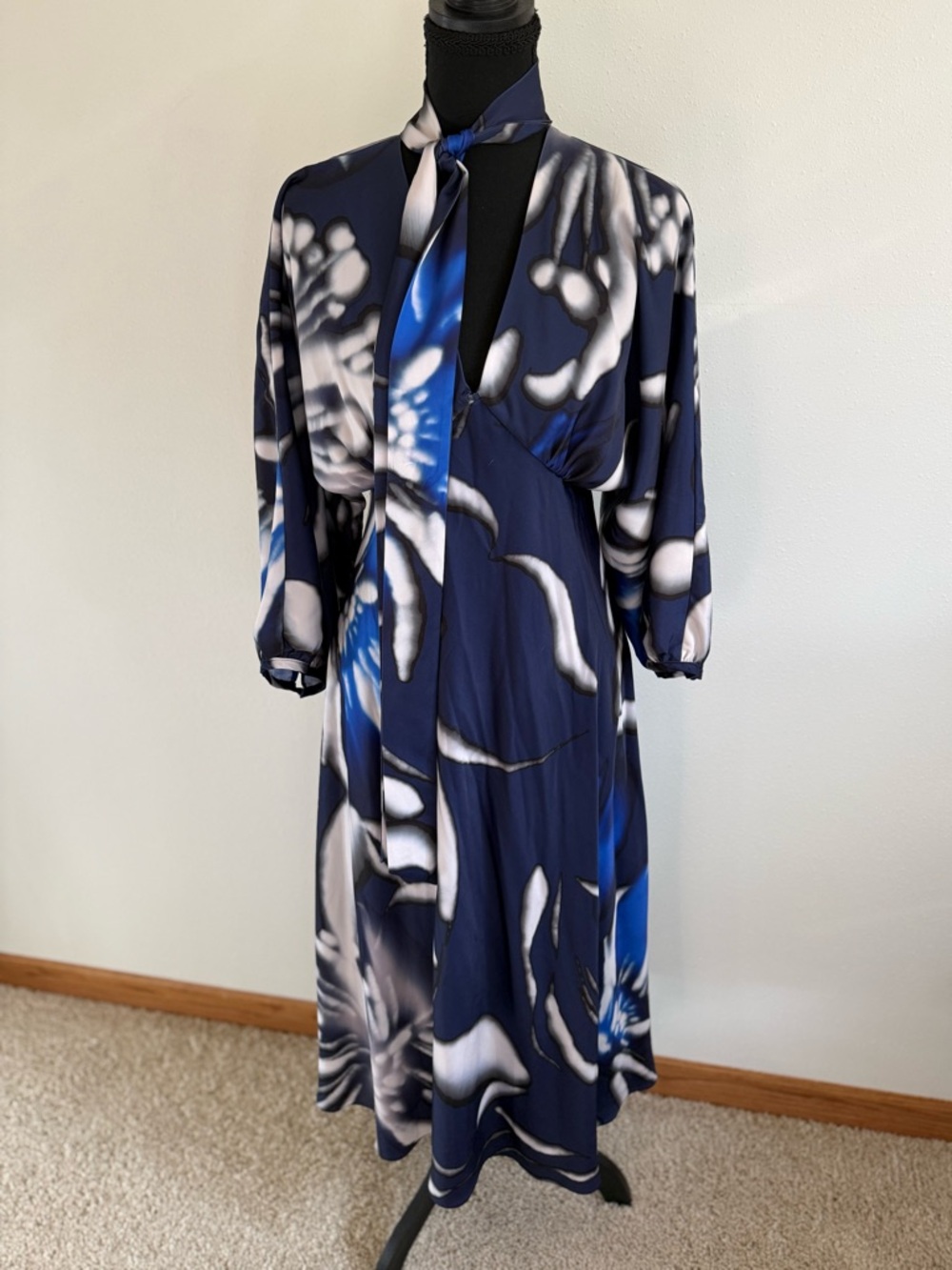 Donna Karan New York Abstract Print Midi Dress Size 2 Tie Neck Blue
